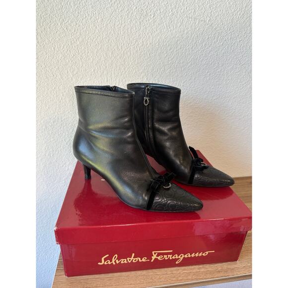 Salvatore Ferragamo “Buena” Black Leather Kitten Heel Booties Size 7.5B - Picture 1 of 4